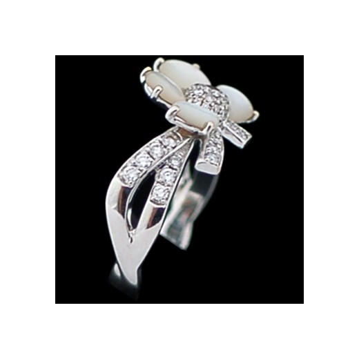 Bague Mauboussin Majuscule en or, diamants et nacre