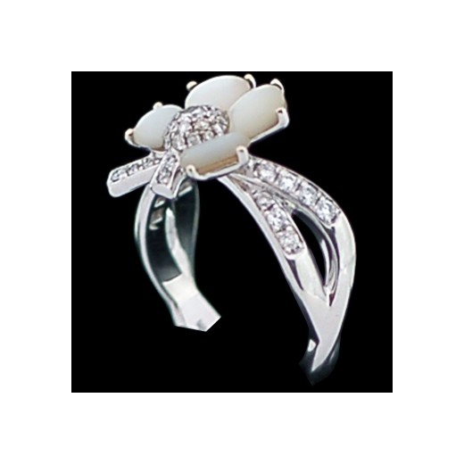 Bague Mauboussin Majuscule en or, diamants et nacre