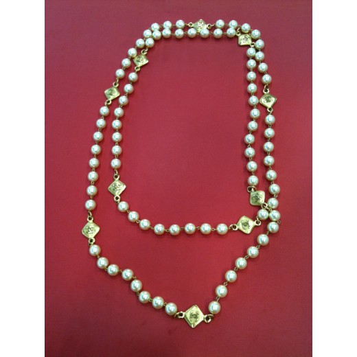 Sautoir Chanel en  métal doré et perles  Vintage 
