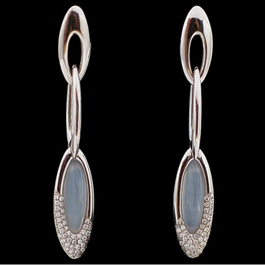 Boucles d'oreilles pendantes en or, diamants et calcédoine