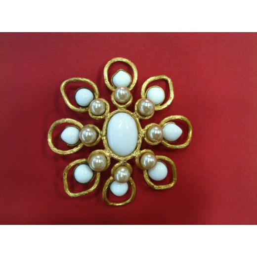 Broche Chanel en métal doré et perles de verre