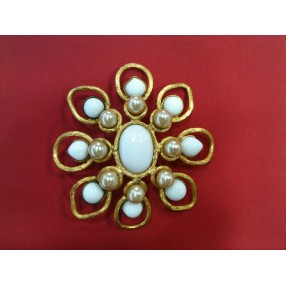 Broche Chanel en métal doré et perles de verre