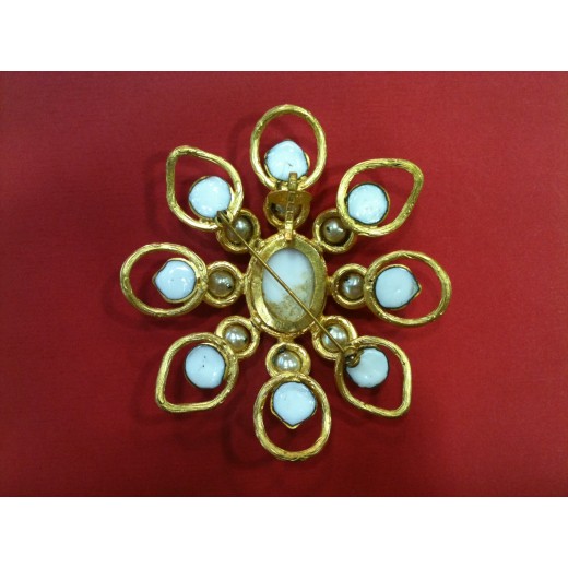 Broche Chanel en métal doré et perles de verre