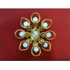 Broche Chanel en métal doré et perles de verre