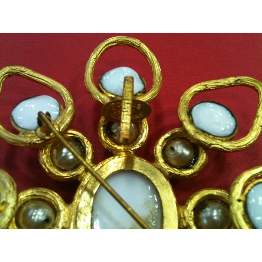 Broche Chanel en métal doré et perles de verre