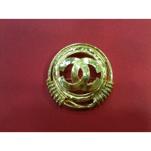 Broche Chanel en métal doré 