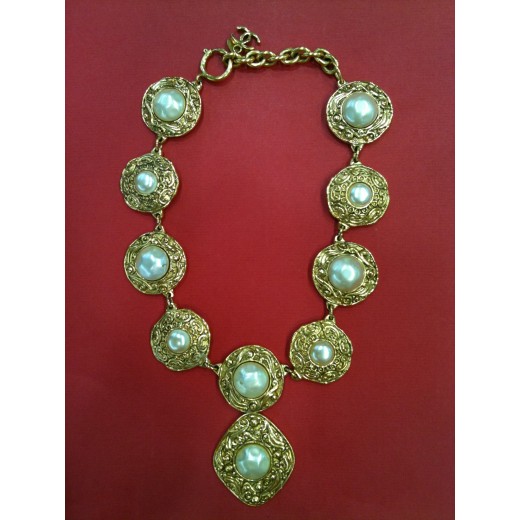 Collier Chanel en métal doré et perles