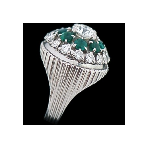 Bague ancienne en platine, diamants et émeraudes