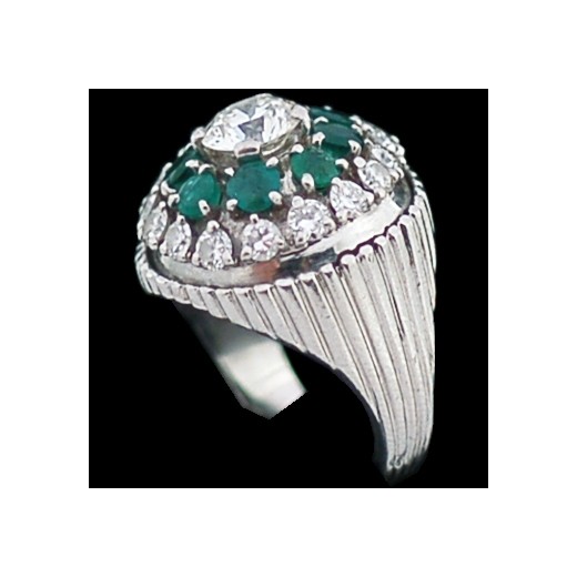 Bague ancienne en platine, diamants et émeraudes