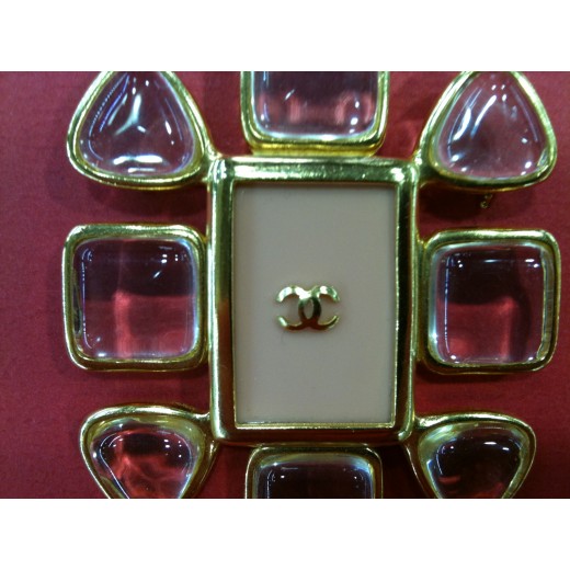 Broche Chanel en métal doré et laque