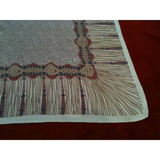 Foulard Chanel moucheté en soie