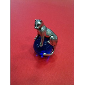 Presse-papiers Cartier en cristal bleu orné d'une panthère en argent