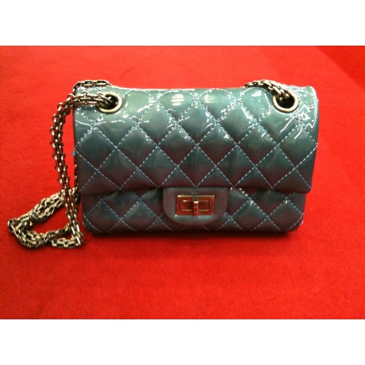 Sac Chanel 2.55 en cuir vernis gris-bleu