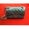 Sac Chanel 2.55 en cuir vernis gris-bleu