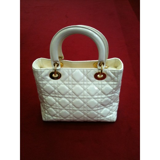Sac Dior Lady Dior en cuir vernis ivoire 