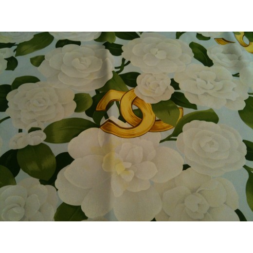 Foulard Chanel Camélias blanc en soie