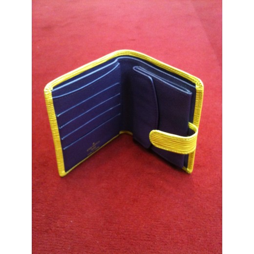 Porte-billet compact Louis Vuitton en cuir épi jaune.