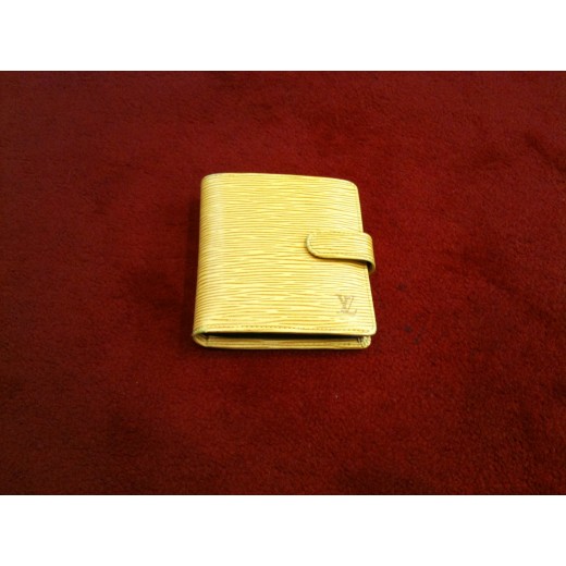 Porte-billet compact Louis Vuitton en cuir épi jaune.