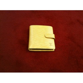 Porte-billet compact Louis Vuitton en cuir épi jaune.