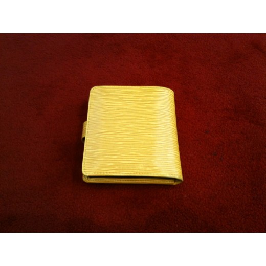 Porte-billet compact Louis Vuitton en cuir épi jaune.