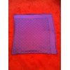 Châle Monogram Louis Vuitton violet en soie et laine.