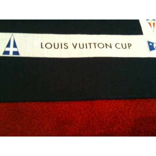Foulard Louis Vuitton petit format en coton.