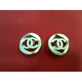 Boucles d'oreilles Chanel CC émaillées ivoire