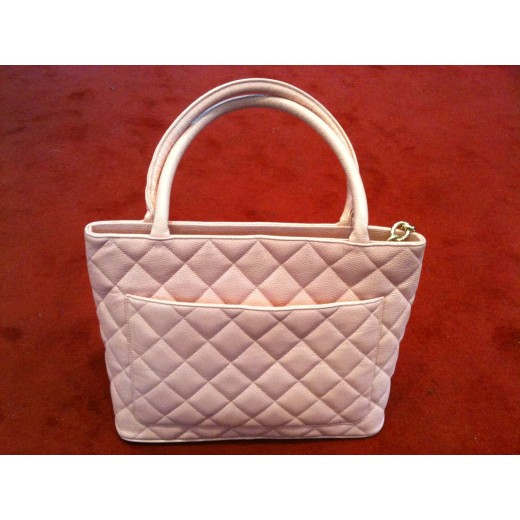 Sac Chanel en cuir matelassé rose