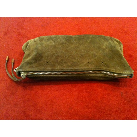 Pochette Louis Vuitton Onatha en daim monogram cacao
