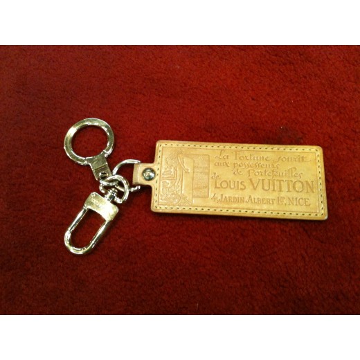 Porte-clés Louis Vuitton Fortune en cuir naturel