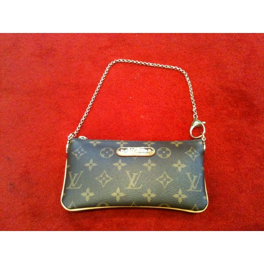 Pochette Louis Vuitton Milla MM en toile monogram