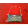 Pochette Louis Vuitton Milla MM en toile monogram