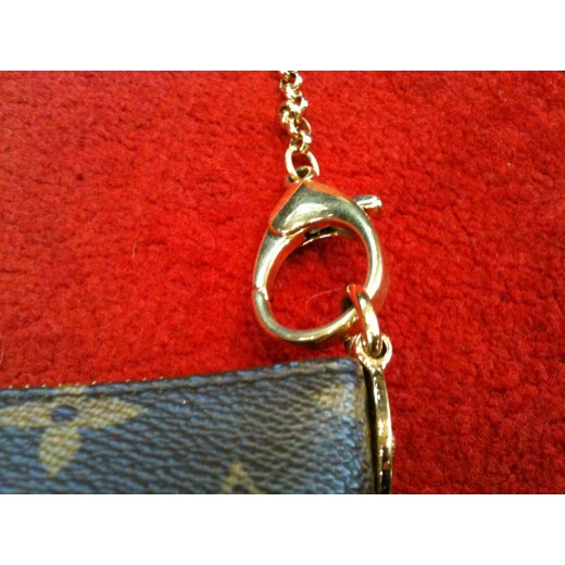 Pochette Louis Vuitton Milla MM en toile monogram