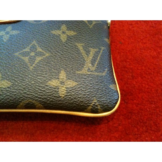 Pochette Louis Vuitton Milla MM en toile monogram