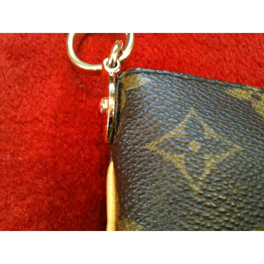 Pochette Louis Vuitton Milla MM en toile monogram
