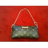 Pochette Louis Vuitton Milla MM en toile monogram