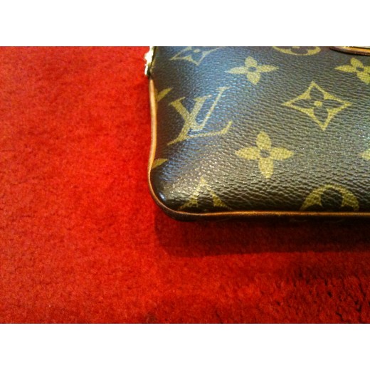 Pochette Louis Vuitton Milla MM en toile monogram