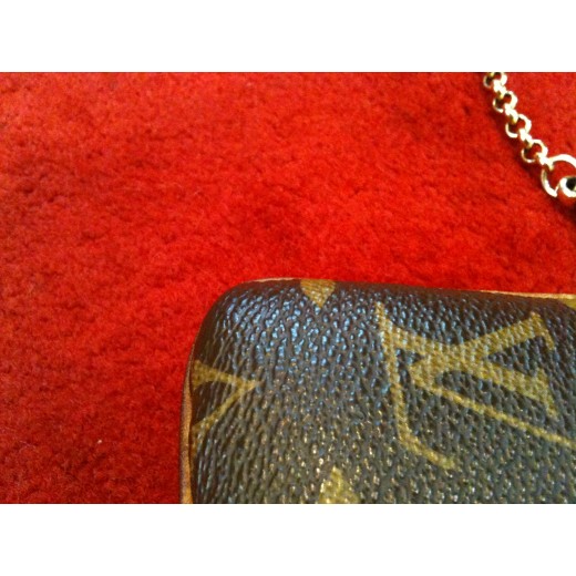 Pochette Louis Vuitton Milla MM en toile monogram