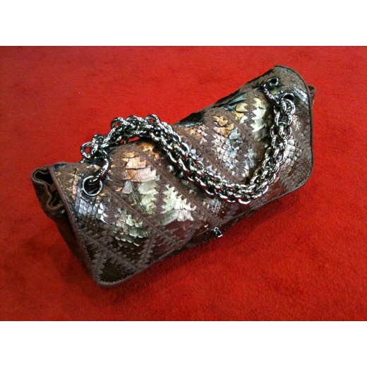 Sac Chanel Série limitée en Python métallisé