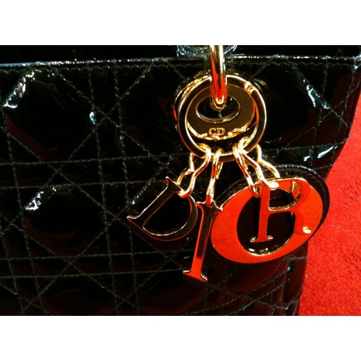 Sac Dior Lady Dior en veau vernis noir