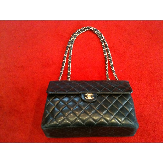 Sac Chanel Timeless Jumbo en cuir matelassé noir