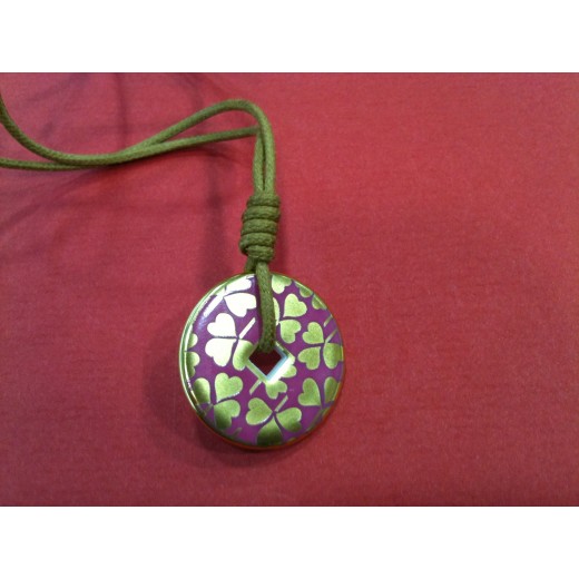 Pendentif Bernardaud Talisman sur cordon camel
