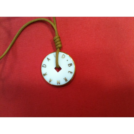 Pendentif Bernardaud Talisman sur cordon camel