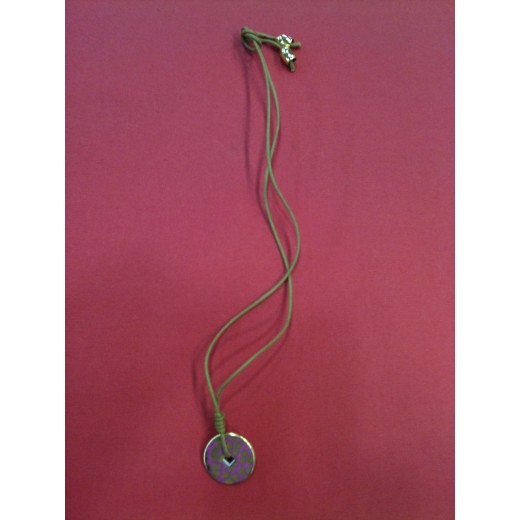 Pendentif Bernardaud Talisman sur cordon camel