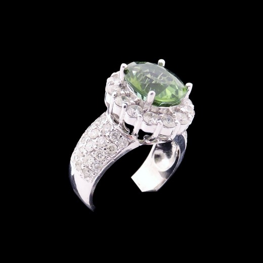 Bague marguerite en or, péridot et diamants