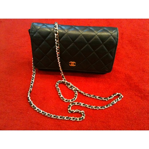 Pochette Chanel avec chaîne en agneau matelassé noir