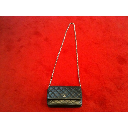 Pochette Chanel avec chaîne en agneau matelassé noir