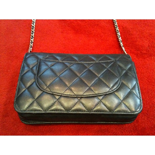 Pochette Chanel avec chaîne en agneau matelassé noir