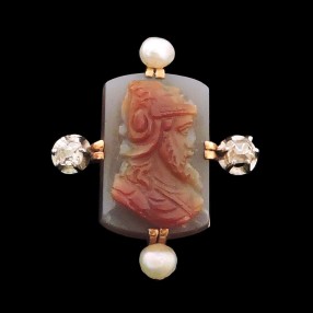 Broche camé sur agate, diamants et perles