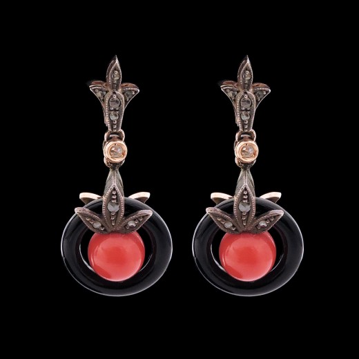 Boucles d'oreilles pendantes en onyx, corail et diamants